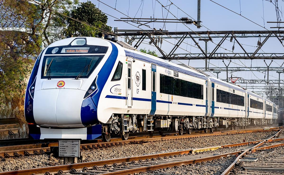 Vande_Bharat_Express_around_Mumbai.jpg